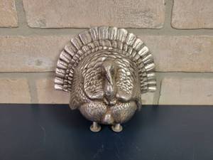 lot 2423 image: Vintage WILTON Armetale Turkey Figure for Oak Cutting Board
