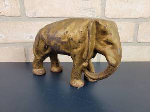 lot 2421 image: Antique Cast Iron Elephant Statue  Paperweight