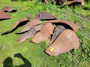 lot 8 image: (8) FORD Model T Fenders and More