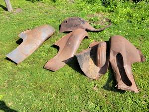 lot 9 image: (5) FORD Model A Fenders