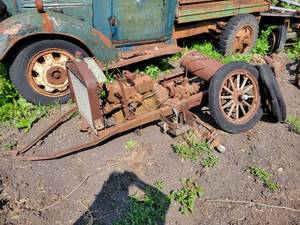 lot 12 image: FORD Model T Stationary Engine with Wood Spoked Wheels