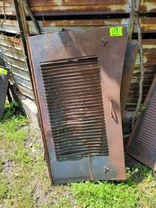 lot 119 image: Large Antique Car Hood