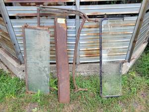 lot 123 image: FORD Model T Windshield Frame Parts