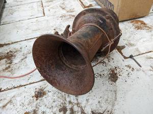 lot 247 image: FORD Model A Horn