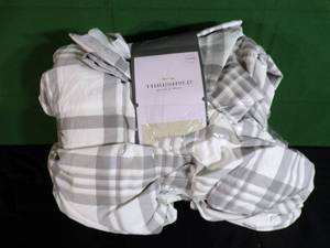 lot 82 image: 400 Thread Count Printed Performance Sheet Set - Threshold - Queen - (Plaid Twill Gray)