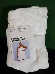 lot 105 image: New  Bath Body Wrap True White - Room Essentials (White)