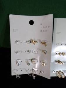 lot 133 image: Lot of 4 - A New Day Jewelry Cards (Earrings)