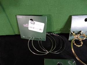 lot 134 image: Lot of 4 - Wild Fable Jewelry Cards (Earrings)