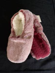 lot 376 image: Brand New with Tags Slipper Socks with Grippers Size SM (57)