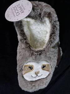 lot 332 image: Brand New with Tags Slipper Socks with Grippers Size SM (57)