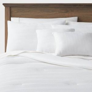 lot 14 image: New  4pc Woven Waffle Stripe Comforter Bedding Set - Threshold  (KING)