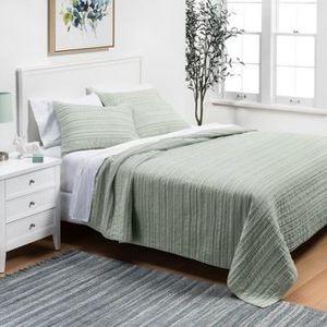 lot 73 image: Brand New Clipped Texture Quilt - Threshold 88 X 72 ((MSRP $69))