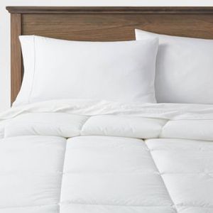 lot 183 image: Brand New Down Alternative Comforter - Threshold - KingCal King ((MSRP $60))