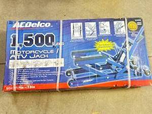 lot 33 image: New AC Delco 1500lb Motorcycle  ATV Jack $179 Retail