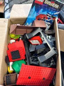 lot 86 image: Box of Misc. Legos