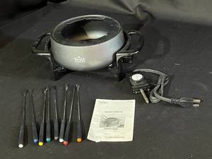 lot 4 image: Rival Electric Fondue Pot