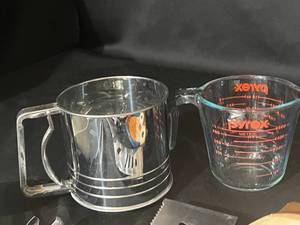lot 61 image: Kitchen Lot Owl plates, flower sifter, measuring cup & more