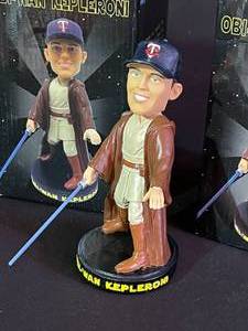 lot 116 image: Lot of 2 TWINS Obi-Wan Kepleroni Bobble Heads