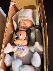 lot 107 image: Ashton Drake Dolls - Lot of 6
