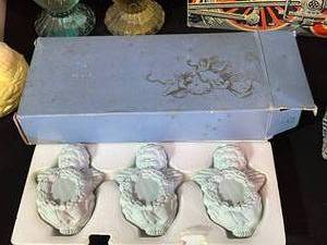 lot 115 image: Avon Vintage Soaps, Containers More