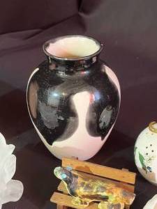 lot 108 image: Vases, Butterflies and More Decor