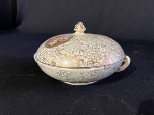 lot 122 image: Vintage Empire England Dish