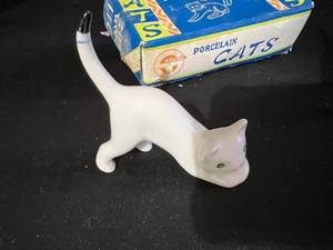 lot 139 image: Set of 3 Vintage Porcelain Cats