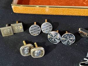 lot 148 image: Vintage Tie Clips and Cufflinks with Vintage Cases