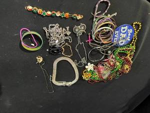 lot 151 image: Lot of Costume Jewelry