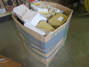 lot 39 image: (EC1) Large Box Full of Assorted AV...