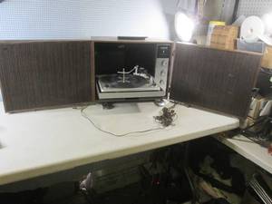 lot 91 image: (D-2) Zenith Portable Stereo Phonog...