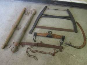 lot 94 image: (BR1) Assorted Vintage Wood and Met...