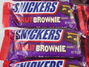 lot 209 image: (B-3) 12 Snickers Peanut Brownie Sq...