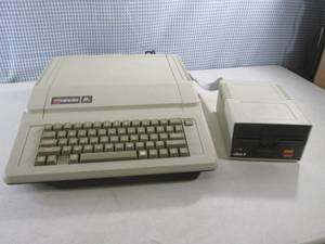 lot 235 image: (D-4) Apple IIe Computer and Disk I...