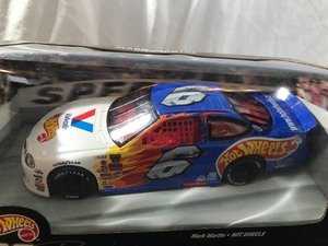 lot 40 image: 1999 NASCAR Mattel Hot Wheels Mark Martin #6 Valvoline  Hot Wheels 124 scale die cast stock car