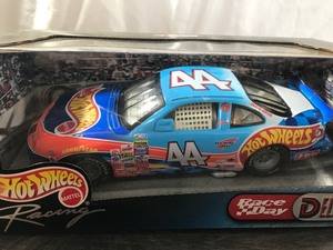 lot 41 image: 2000 NASCAR Mattel Hot Wheels Kyle Petty  Hot Wheels 124 scale die cast stock car
