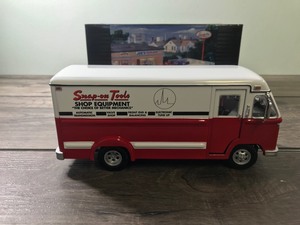lot 171 image: 2000 Crown Premiums  Snap-On Tools 1961 Divco Step Van 134 scale die cast coin bank