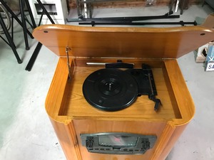 lot 1 image: Crosley replica radio model CR44CDE-OA