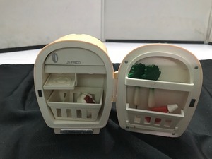 lot 205 image: Vintage 1987 fridge sewing kit