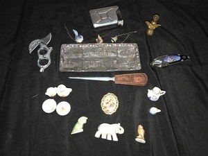 lot 208 image: Flat of collectibles