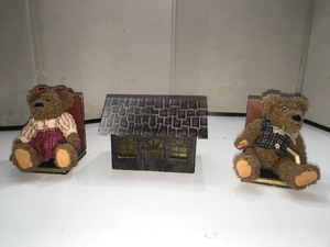 lot 214 image: Metal solar light house and 2 bear book ends