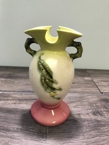 lot 236 image: Vintage Hull Pottery Woodland Vase Hull W4 6-12