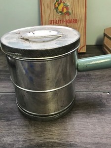 lot 240 image: Vintage kitchen items