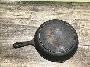 lot 298 image: Vintage cast iron skillet
