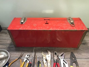 lot 336 image: Metal tool box with tools