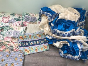 lot 340 image: curtains and placemats
