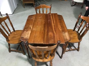 lot 431 image: Solid wood dining room table with 3 leafs and 4 chairs