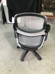 lot 433 image: Ergonomic office chair on wheels