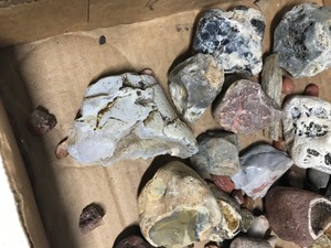 lot 448 image: Lot of rocks with some agates