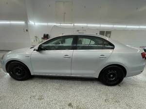 lot 3AB image: 2013 Volkswagen Jetta Hybrid SE - 2 OWNERS